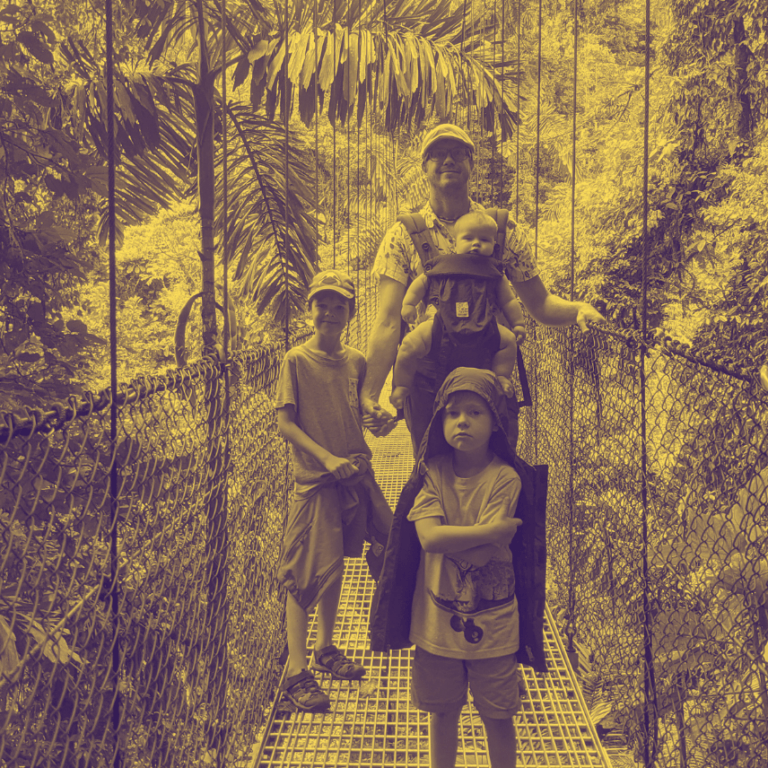 Photo de Papas Imparfaits avec 3 enfants au Costa Rica dont un dans un porte-bébé.
